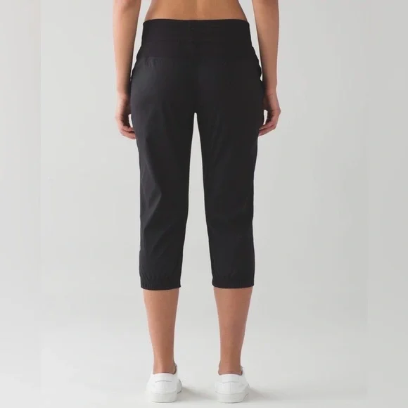 L-107 🍋 Lululemon 🍋 Dance Studio Crop 🔥 Gorgeous 🔥 - Picture 3 of 9